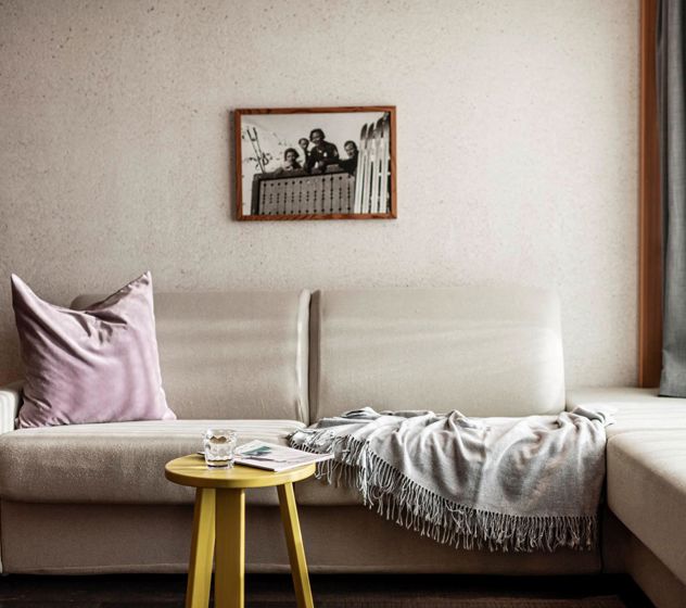 Eine Couch in der Ferienwohnung Cortina 1932 oder Marmolata 1928