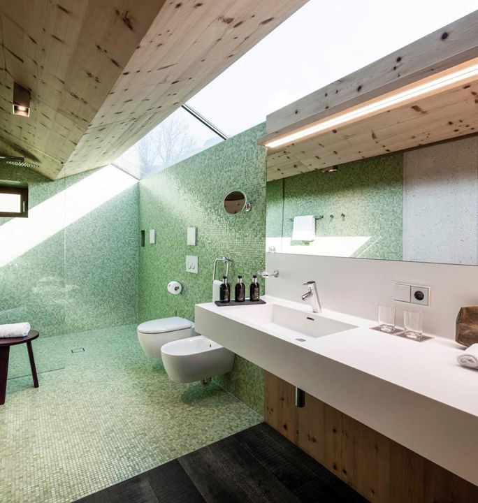 The modern and accessible bathroom of the apartment Santner 1929 with a washbasin, shower, WC and bidet