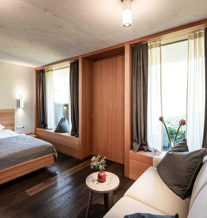 The sleeping area of the Suite Garmisch 1936 with a double bed and a couch