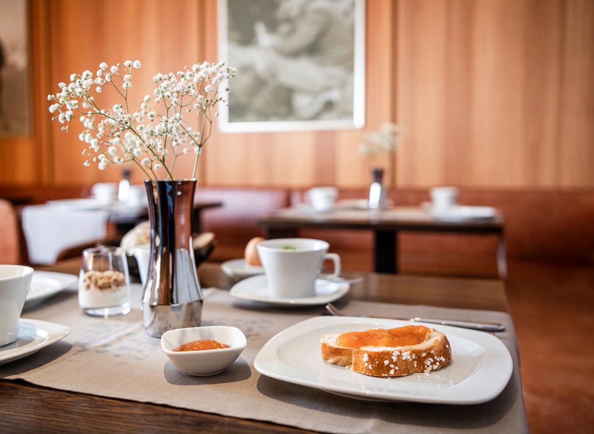 Colazione nella nostra sala da pranzo: pane dolce con marmelata, cereali e caffè