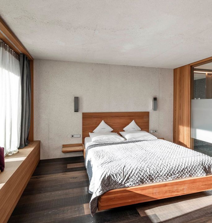 A bedroom with a double bed in the apartments Cortina 1932 or Marmolata 1928