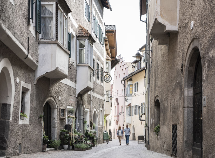 A couple is strolling through Klausen