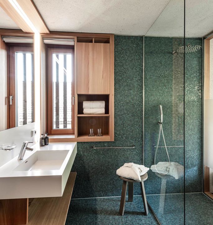 The bathroom of the Suite Garmisch 1936 with washbasin and shower